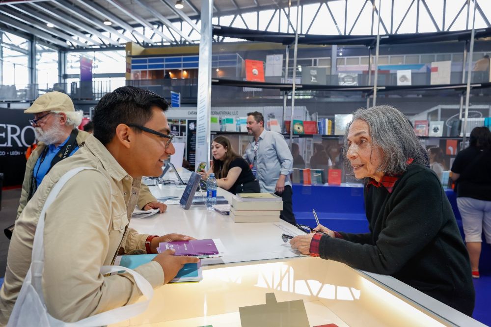 La autora firmó los ejemplares en el stand de la UCHILE. Las copias de "Reordenamiento de los días" se agotaron en el marco de FILUNI.
